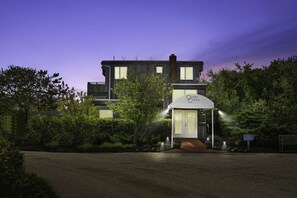 Exterior - The King 1BR Beachside Home | Tennis+Ocean+WiFiPKG (Amagansett)