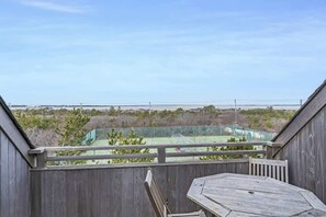 Outdoor dining - Chic Suite in Amagansett with 3 Comfy Beds (Amagansett)