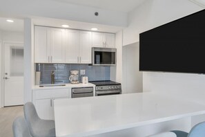 Refrigerador, microondas, horno, placa de cocina