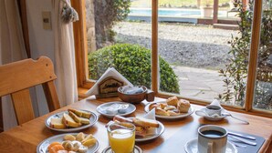 Breakfast meal - Hosteria y Cabañas Posada Quinen by Nordic (San Martín de los Andes)