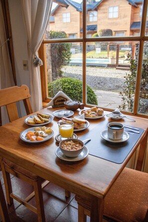 Tägliches Frühstücksbuffet (7 USD pro Person)