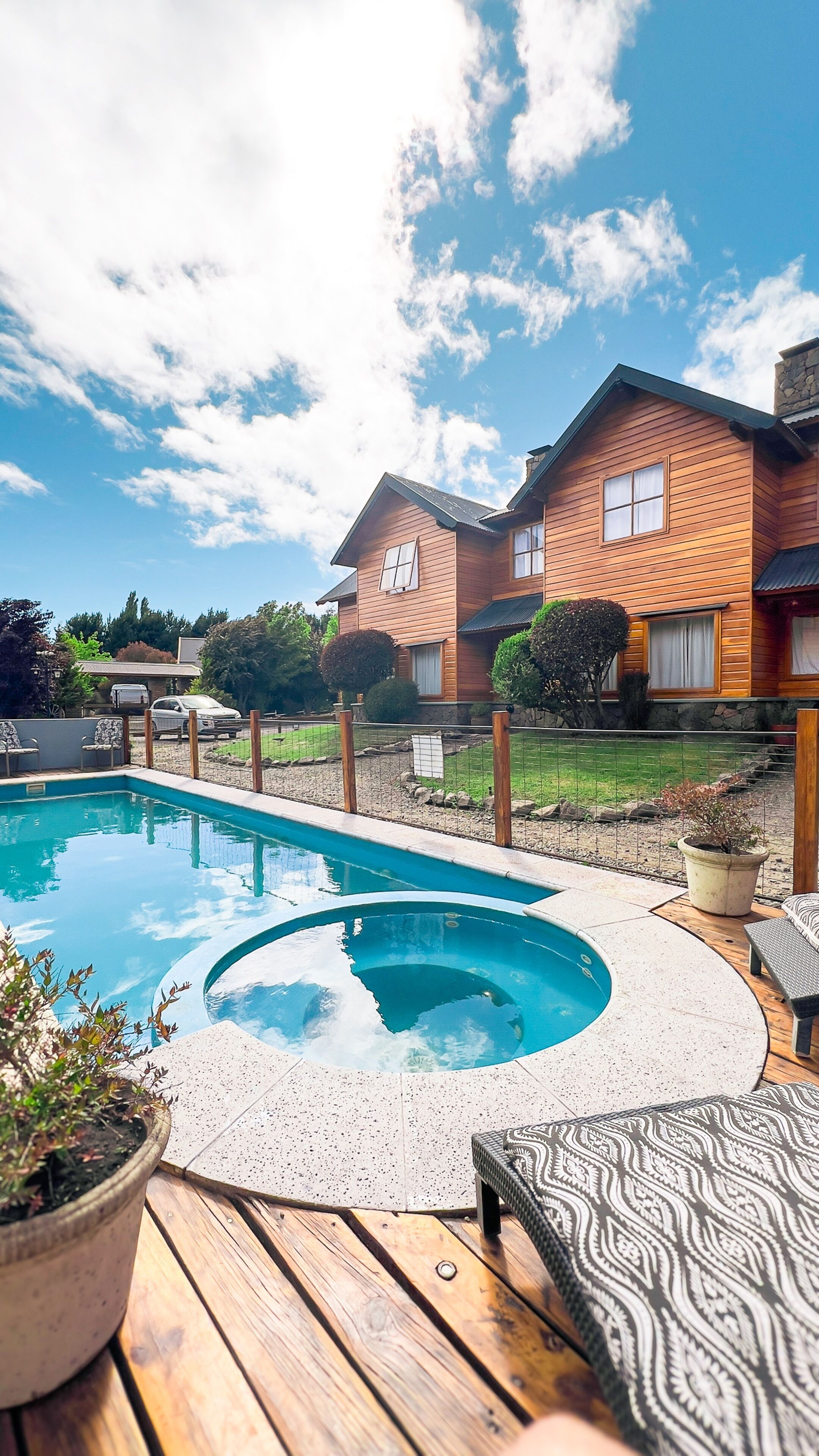 Kolam renang terbuka bermusim 