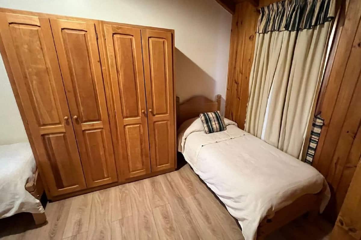 Minibar, brankas, tempat tidur bayi gratis, dan Wi-Fi gratis