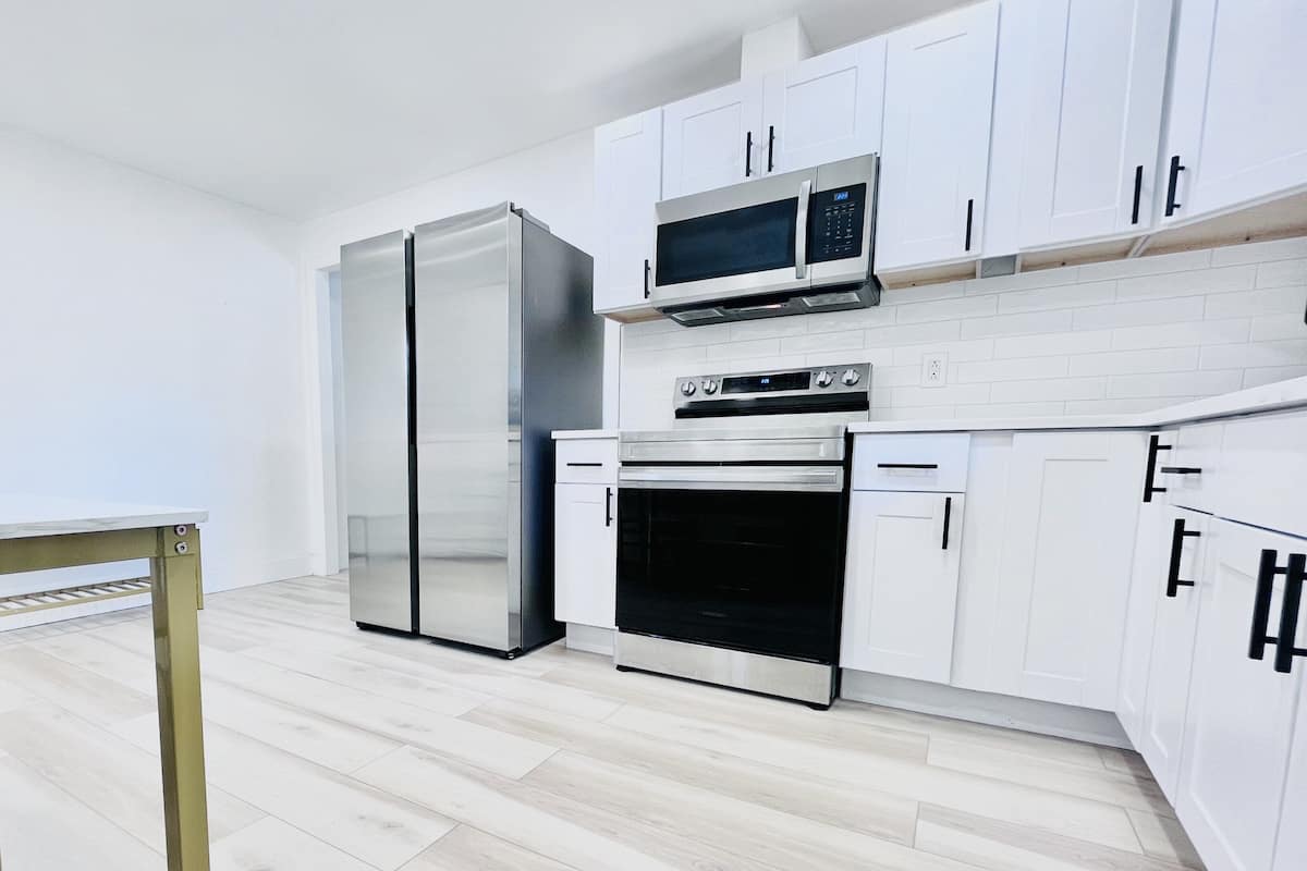Family Suite | Private kitchen | Mini-fridge, microwave, coffee/tea maker