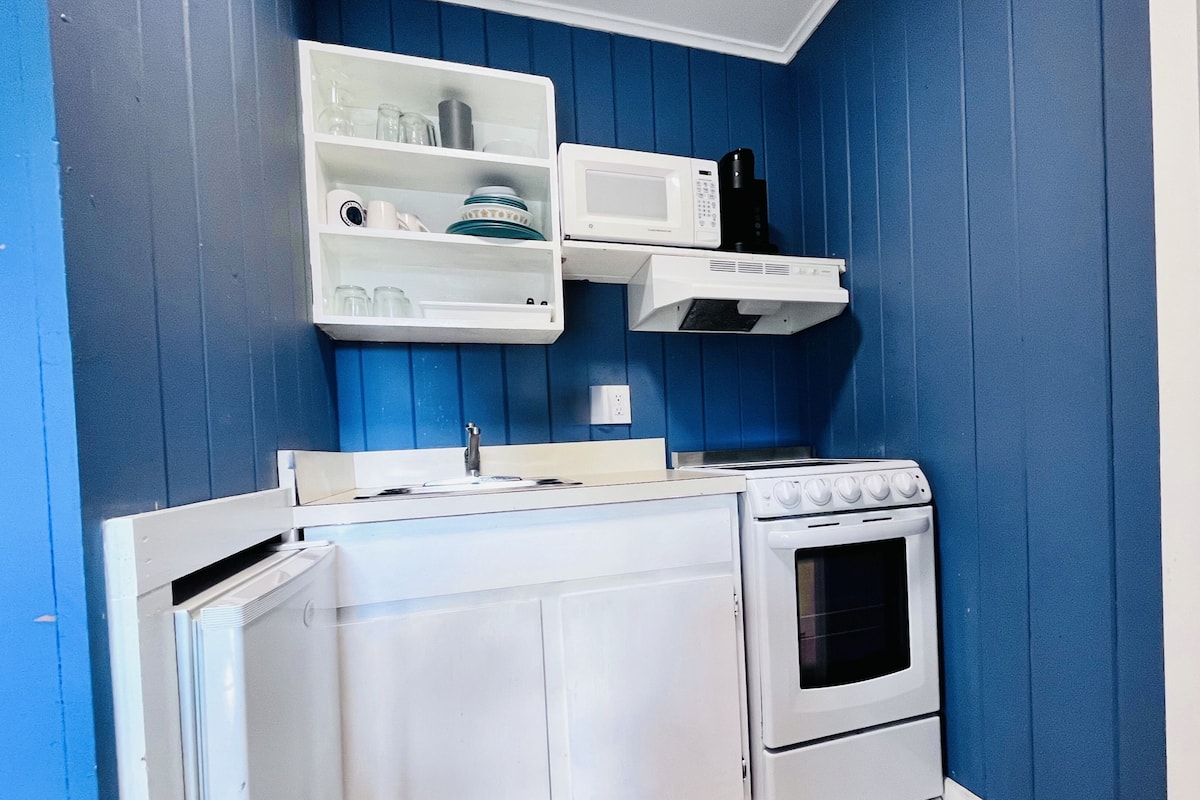 One Queen Kitchen, Cabin | Private kitchen | Mini-fridge, microwave, coffee/tea maker