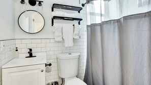 Studiolejlighed (Sunrise Kitchen) | Badeværelse | Håndklæder, Sæbe, Shampoo, Toiletpapir