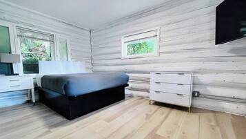 One Queen Kitchen, Cabin