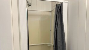 Two Full Beds Nonsmoking Northside | Badeværelse | Håndklæder, Sæbe, Shampoo, Toiletpapir