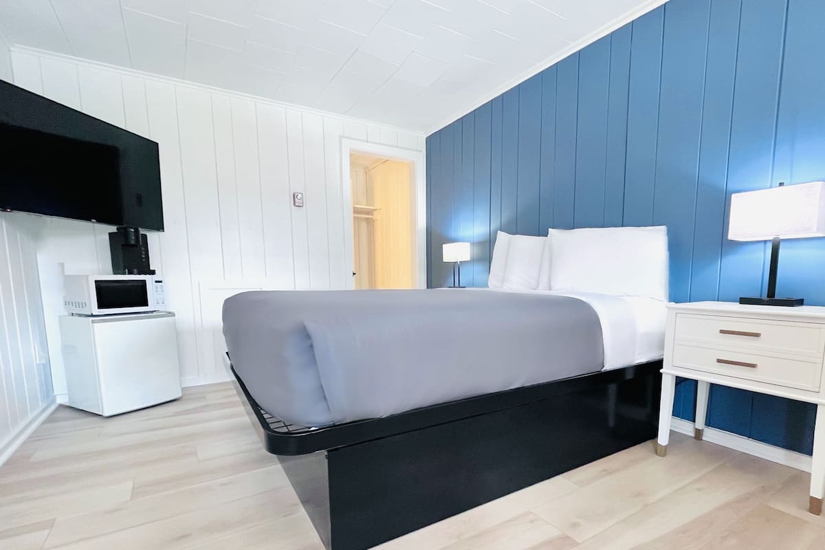 One Queen Nonsmoking Northside | 1 bedroom, individually decorated, individually furnished, free WiFi