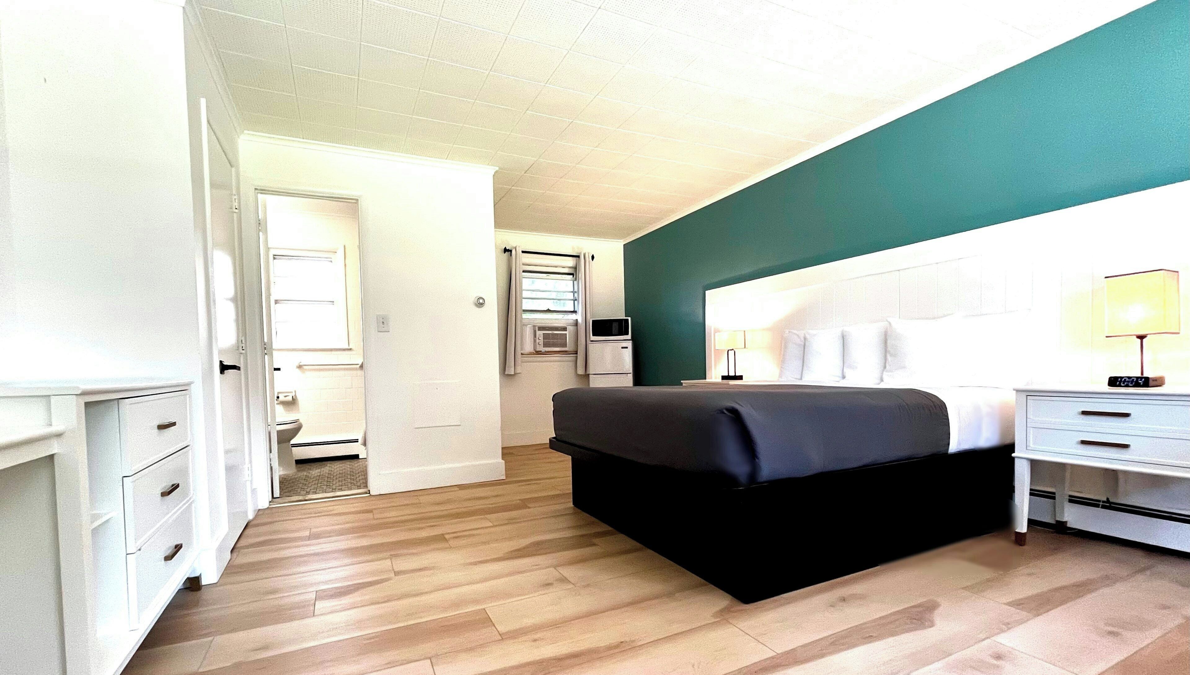 One Queen Nonsmoking Lakeside | Individually decorated, individually furnished, free WiFi, bed sheets