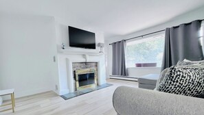 Family Suite | Living area | 50-inch LED TV with digital channels, TV, Netflix - Motel Luzerne (Lake Luzerne)