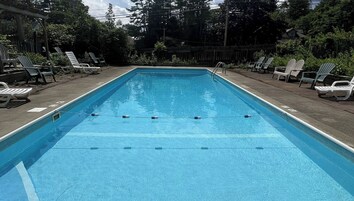Una piscina al aire libre de temporada