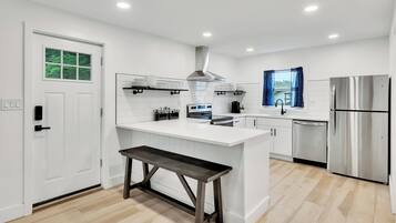 Casa de ciudad (Northside) | Cocina privada | Frigobar, microondas y cafetera y tetera