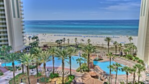 Un resort con piscina, playa y vista al océano.