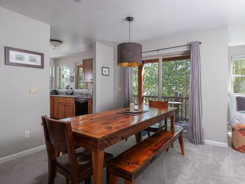 Mountain Laurel Condo: Porch Views, AC, Close to Music on Main