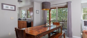 Mountain Laurel Condo: Porch Views, AC, Close to Music on Main