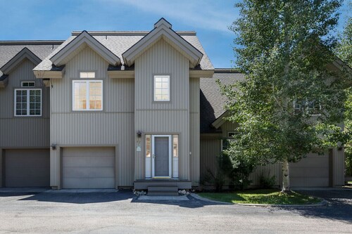 Cozy 2 level townhome with scenic views - SR # 47