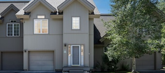 Cozy 2 level townhome with scenic views - SR # 47