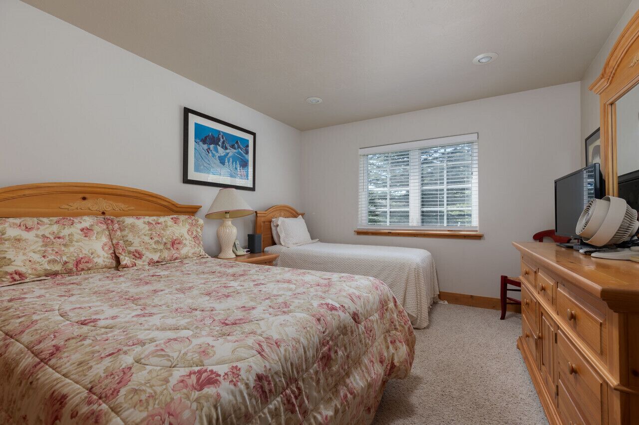 Cozy 2 level townhome with scenic views - SR # 47