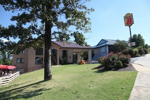 Exterior - Super 8 by Wyndham Branson/Andy Williams Theatre (King room) (Branson)