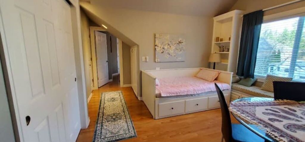 Guest suit near down town-Free Parking