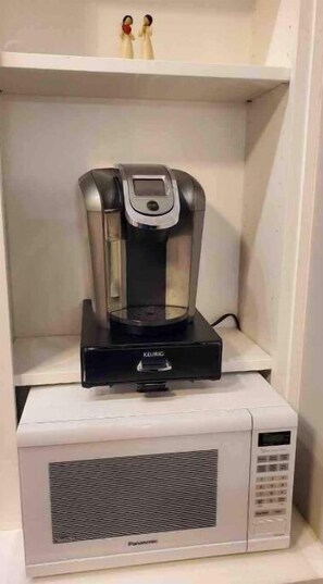 Réfrigérateur, micro-ondes, cafetière/bouilloire, bouilloire électrique