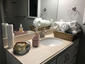 Douche, sèche-cheveux, serviettes fournies, shampoing