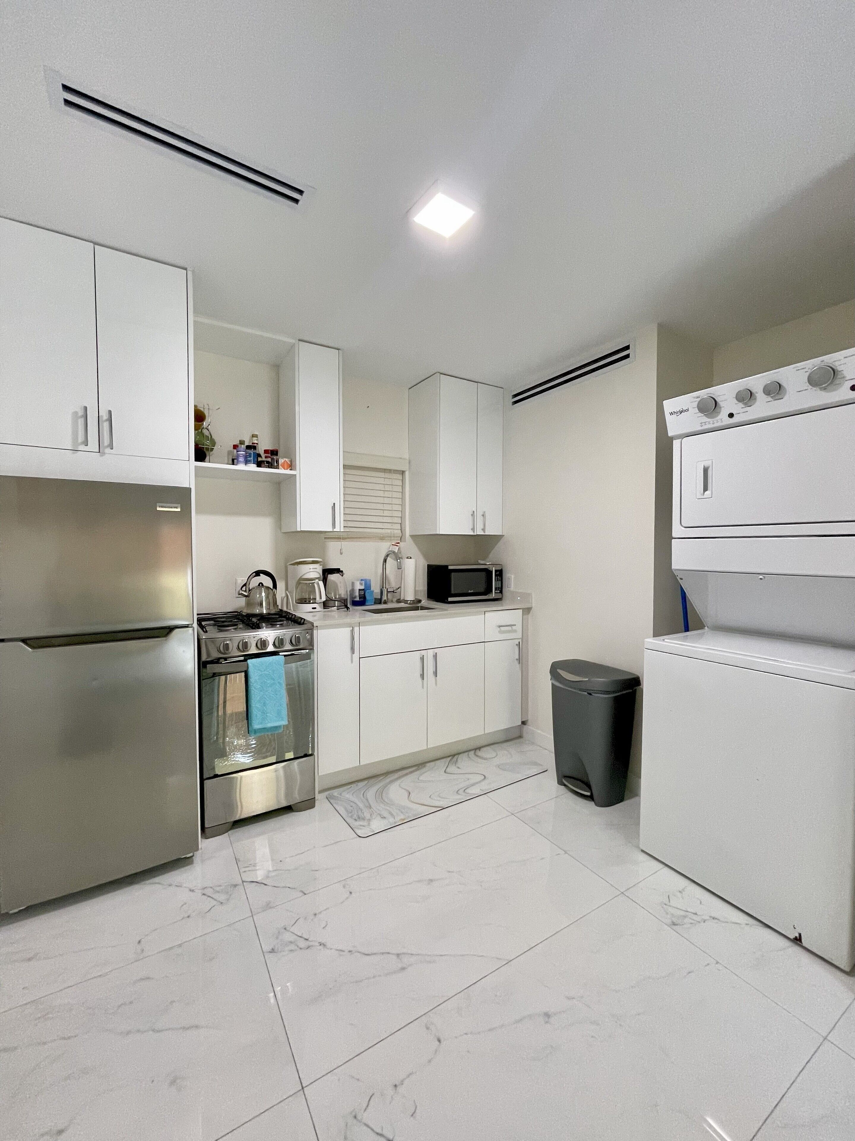 Microondas, horno, placa de cocina y utensilios de cocina