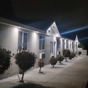 A modern building with a row of windows and a central entrance. - Stafford Inn (Redwood City)