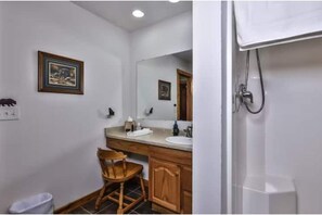 Douche, séchoir à cheveux, serviettes fournies, savon