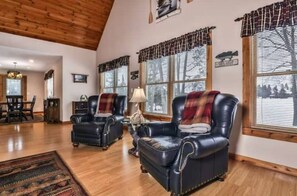 Smart-tv, een dvd-speler, tafelvoetbal en boeken