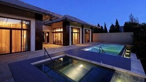 A modern house with a swimming pool, large windows, and a covered patio area. - Yuequ Dianchi Lake Chinese Inn (Kunming)
