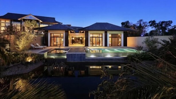 A modern house with a swimming pool, multiple rooms, and a well-maintained garden. - Yuequ Dianchi Lake Chinese Inn (Kunming)