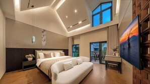 A modern bedroom with a large bed, a desk, and a view of the outdoors. - Yuequ Dianchi Lake Chinese Inn (Kunming)