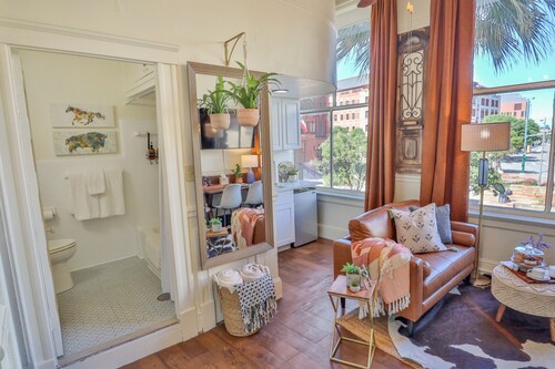  Right on the Riverwalk