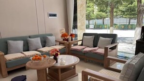 Un salon moderne avec deux canapés, une table basse et un téléviseur.