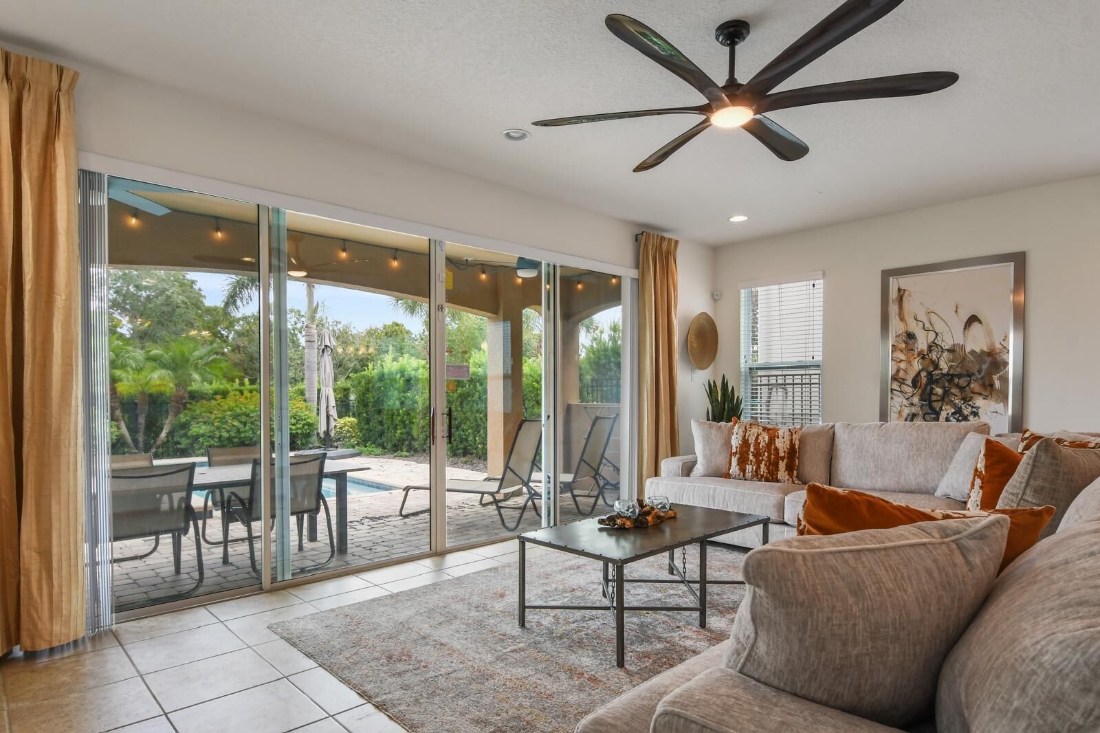 Een smart-tv en videogames