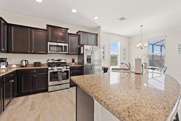 Réfrigérateur, four à micro-ondes, un four, surface de cuisson