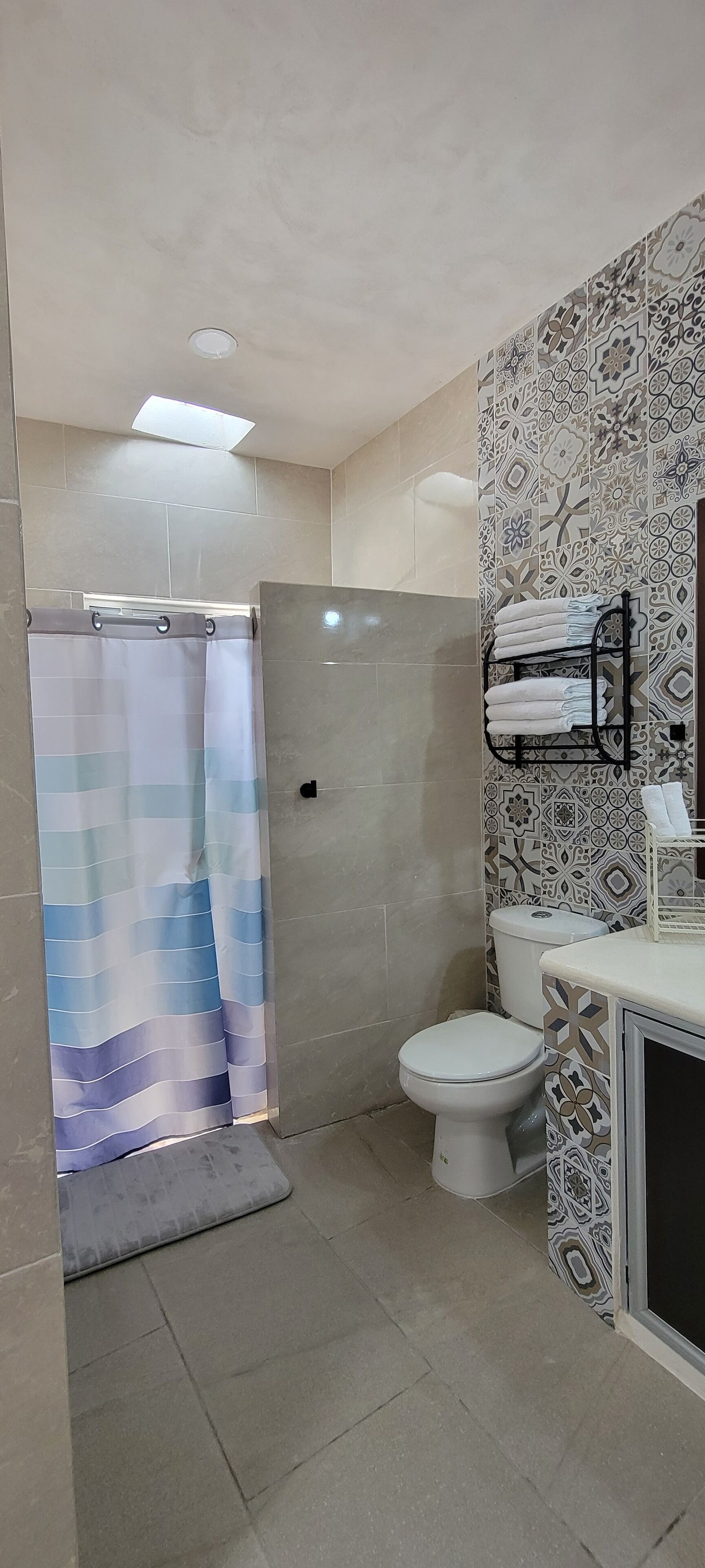 Vacation Oasis 3/B to beach, with Hot Tub and Outdoor Bar