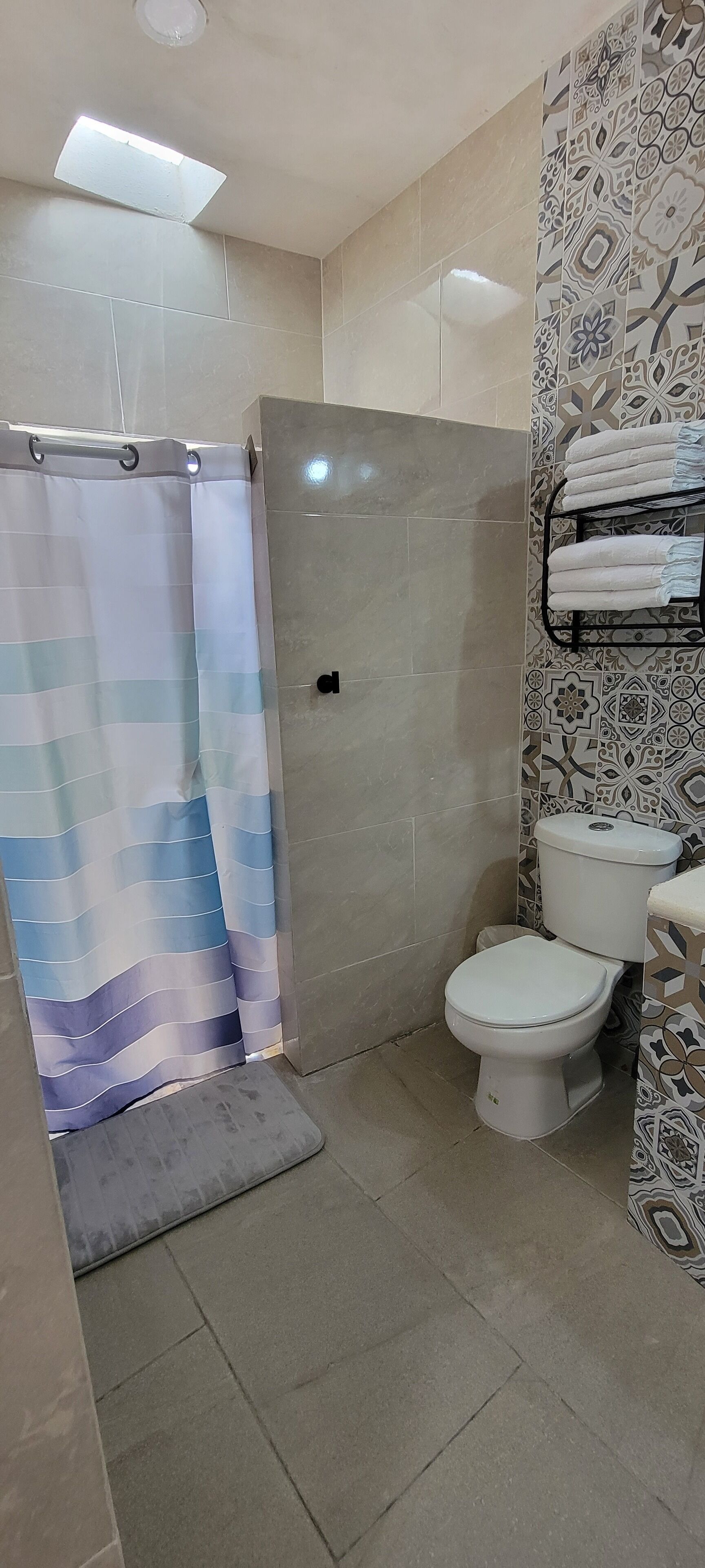 Vacation Oasis 3/B to beach, with Hot Tub and Outdoor Bar