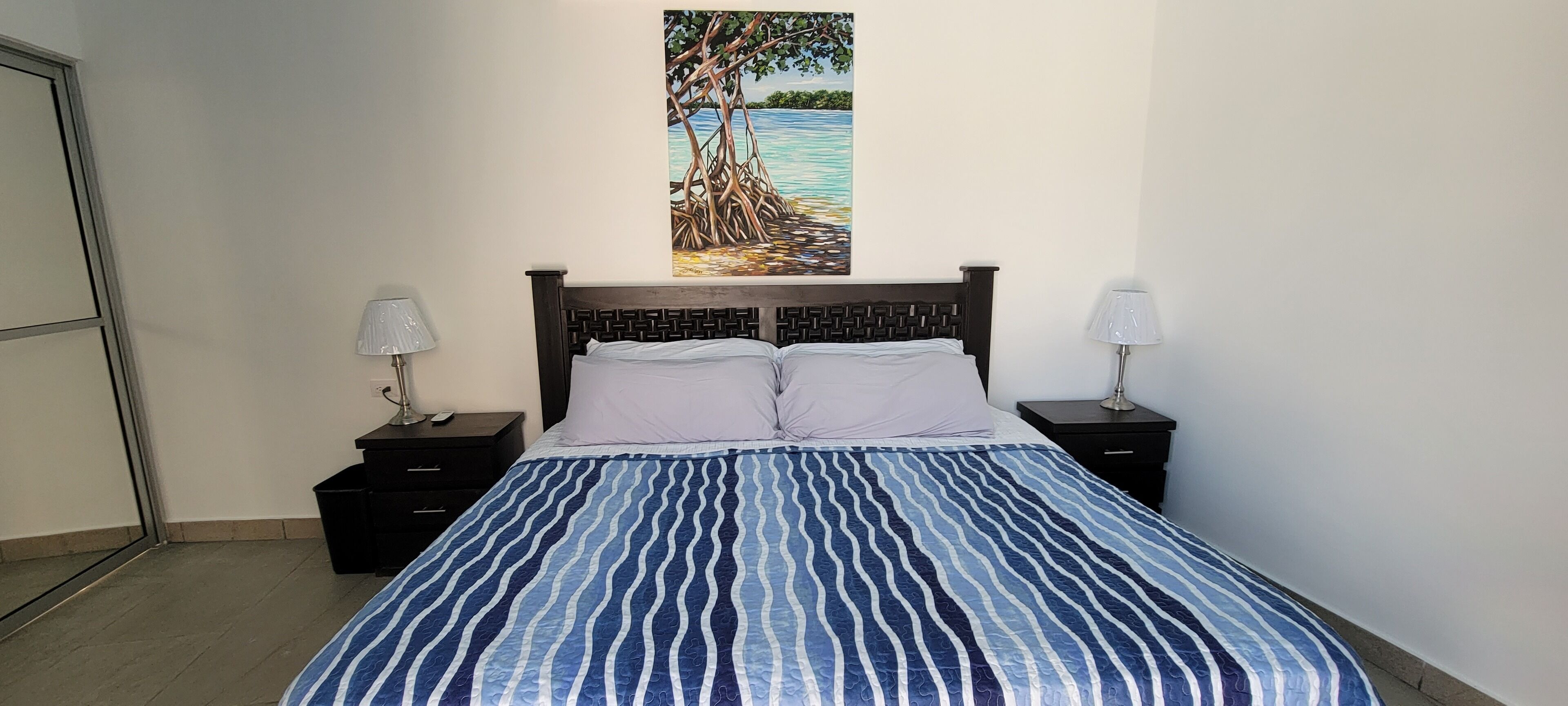 Vacation Oasis 3/B to beach, with Hot Tub and Outdoor Bar