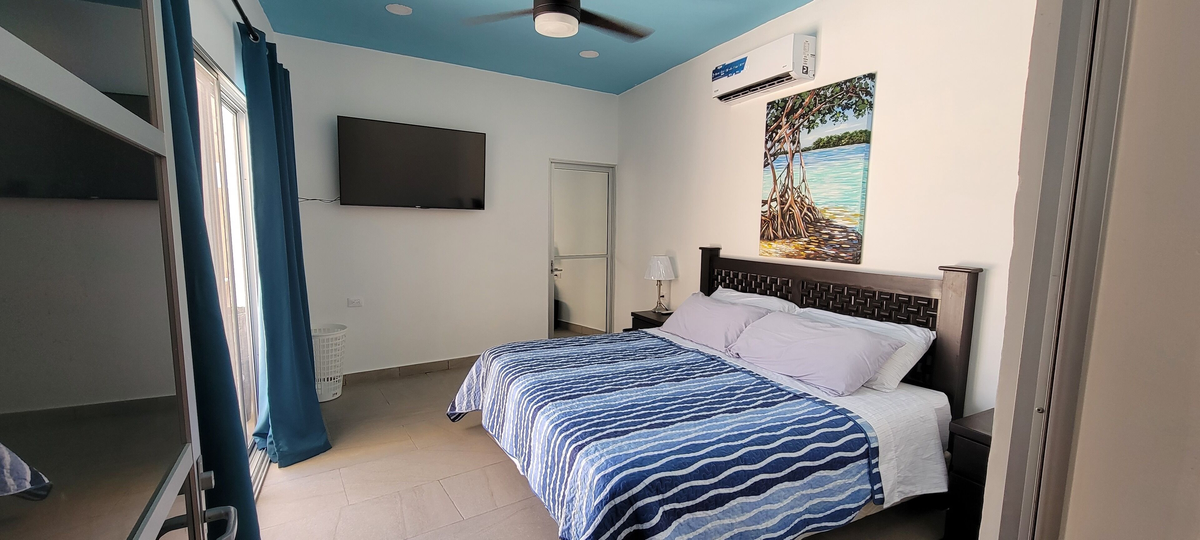 Vacation Oasis 3/B to beach, with Hot Tub and Outdoor Bar