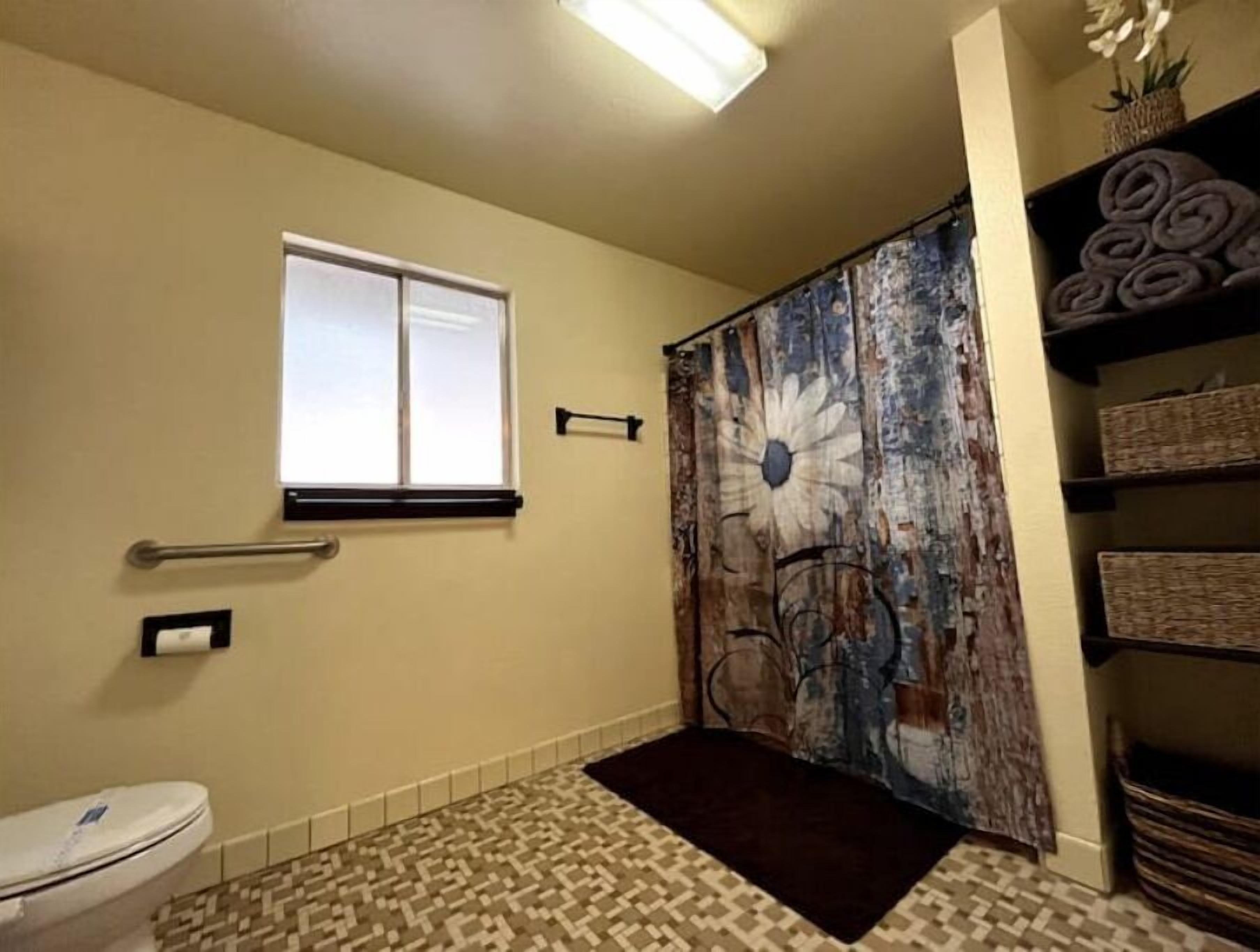 Yosemite's Nature Tranquility- EV charging/Deer viewing/Family Friendly Home