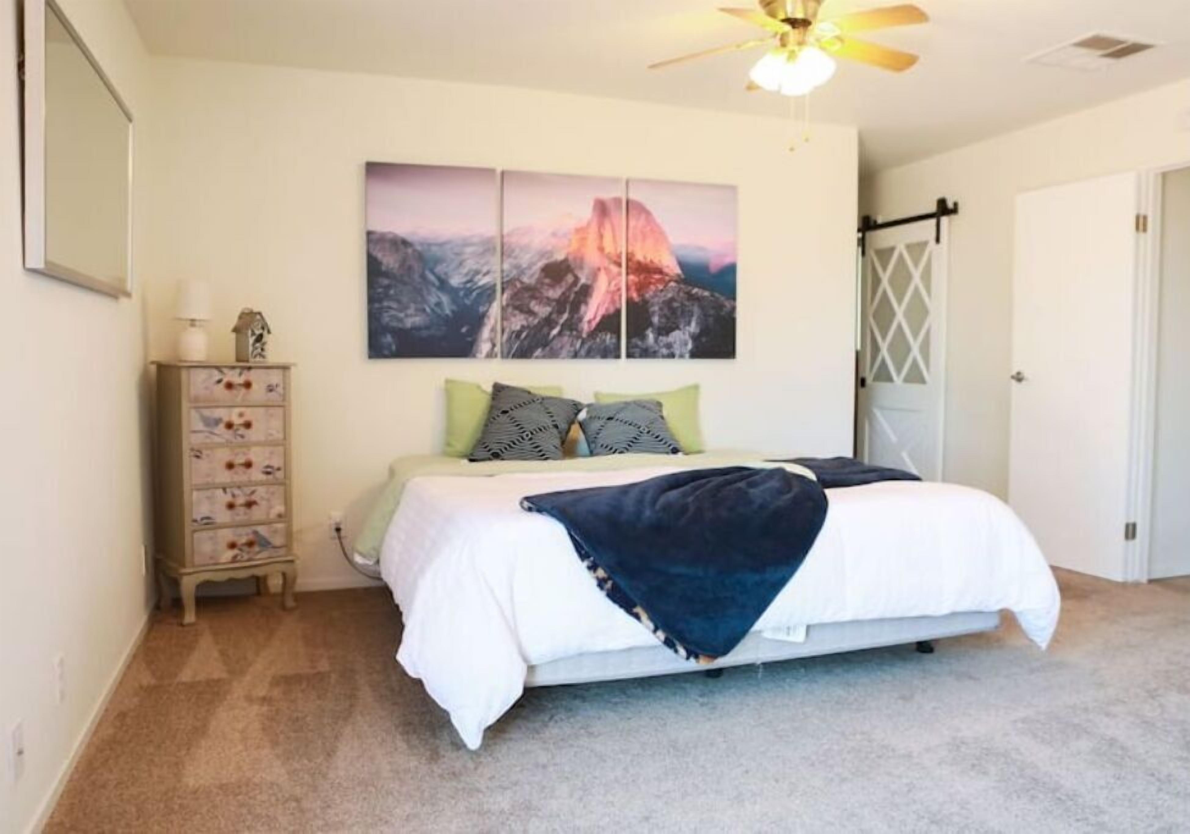 3 bedrooms, desk, iron/ironing board, free WiFi