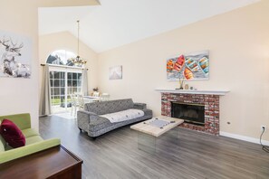 TV - Chino Hills Cozy 4 Bedroom home (Chino Hills)