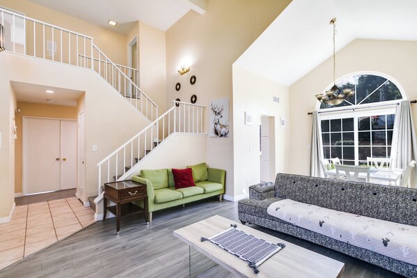 TV - Chino Hills Cozy 4 Bedroom home (Chino Hills)