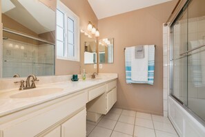 مجففات شعر، مناشف، صابون، شامبو