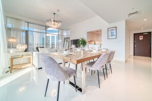 Dining - Sparkling 2BR at Boulevard Crescent Tower 1 Downtown by Deluxe Holiday Homes (Dubai)