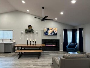 Smart TV, caminetto, libri