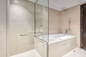 Tina, amenidades de baño gratuitas, secadora de cabello, toallas 
